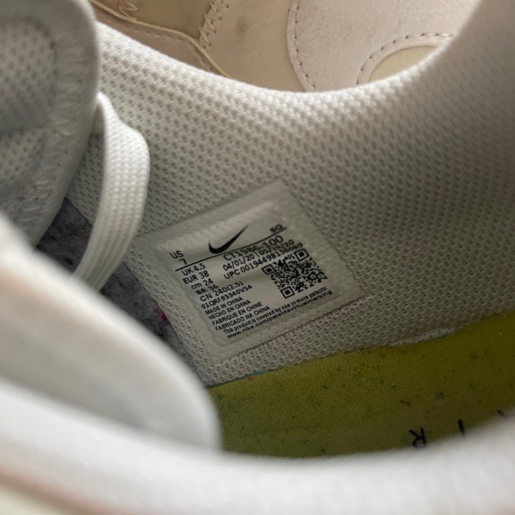 Woman size 7 nikes - Picture 4 of 4